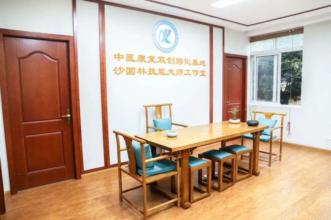 ���t����