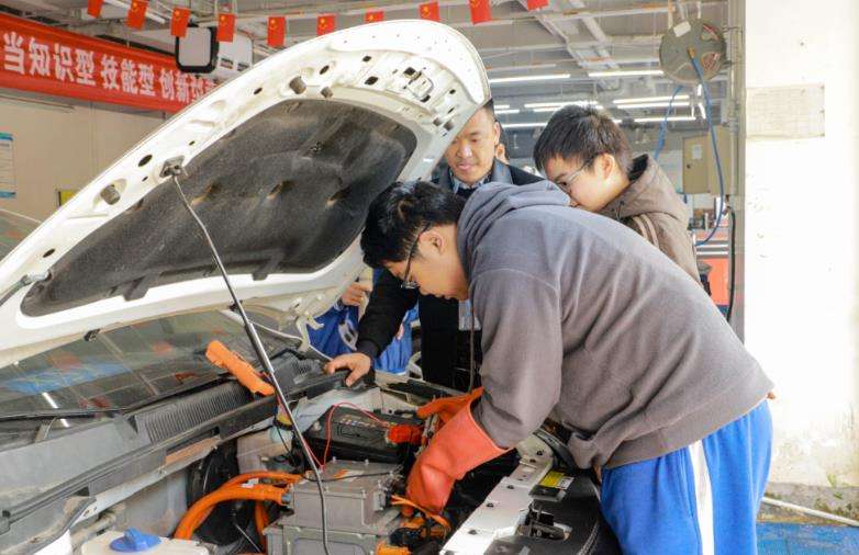 �Ĵ��d�Ƴ��н�ͨ�߼������WУ����Դ��܇���I�����У�