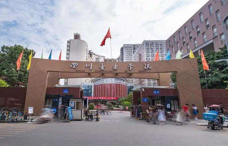 �Ĵ������WԺ�����е�ˇ�g�WУ�����Q�������У�����