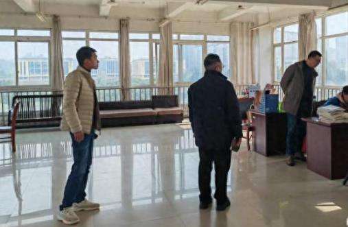 ��ɽ�лݵ¾C�ϸ����_չ��ĩУ�@ȫ��z�飬����У�@��ȫ�cҎ������