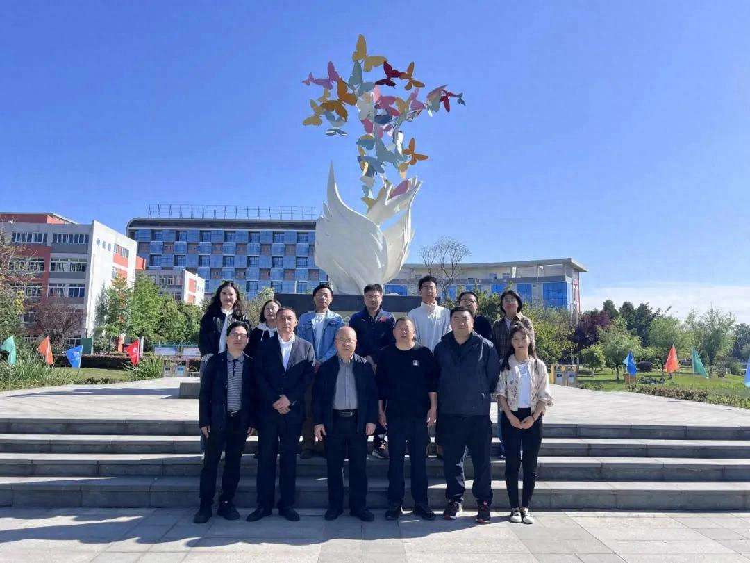 �ɶ��F·�l(w��i)���W(xu��)У�c�Ĵ�ʡ�Q�z�W(xu��)У�_չ����������ӑ�������(d��ng)